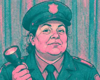 Dilys Pengelly, satpam bertopi dengan senter.