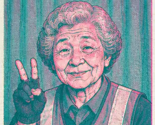 Winifred Grisedale berambut ikal abu, mengacungkan dua jari.